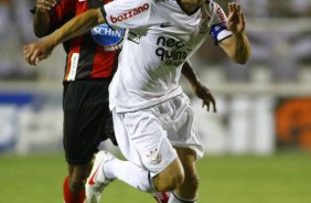 Alessandro do Corinthians disputa a bola com o jogador Jefferson do Ituano durante partida vlida pelo Campeonato Paulista realizada em Itu, Brasil