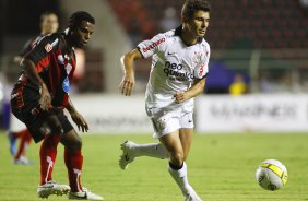 Alex do Corinthians disputa a bola com o jogador Rodrigo do Ituano durante partida vlida pelo Campeonato Paulista realizada em Itu, Brasil