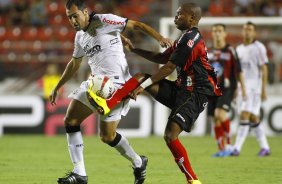 Danilo do Corinthians disputa a bola com o jogador Anderson do Ituano durante partida vlida pelo Campeonato Paulista realizada em Itu, Brasil