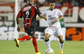 Gilsinho do Corinthians disputa a bola com o jogador Anderson do Ituano durante partida vlida pelo Campeonato Paulista realizada em Itu, Brasil