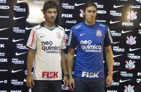 O diretor Duilio Monteiro Alves apresenta o goleiro Cassio e o zagueiro Felipe, aps o treino desta tarde no CT Joaquim Grava, no Parque Ecolgico do Tiete. O prximo jogo da equipe ser domingo, dia 05/02, contra o Bragantino, no estdio do Pacaembu, pela 5 rodada do Campeonato Paulista 2012