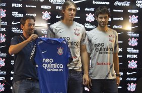 O diretor Duilio Monteiro Alves apresenta o goleiro Cassio e o zagueiro Felipe, aps o treino desta tarde no CT Joaquim Grava, no Parque Ecolgico do Tiete. O prximo jogo da equipe ser domingo, dia 05/02, contra o Bragantino, no estdio do Pacaembu, pela 5 rodada do Campeonato Paulista 2012