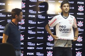 O diretor Duilio Monteiro Alves apresenta o goleiro Cassio e o zagueiro Felipe, aps o treino desta tarde no CT Joaquim Grava, no Parque Ecolgico do Tiete. O prximo jogo da equipe ser domingo, dia 05/02, contra o Bragantino, no estdio do Pacaembu, pela 5 rodada do Campeonato Paulista 2012