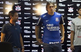 O diretor Duilio Monteiro Alves apresenta o goleiro Cassio e o zagueiro Felipe, aps o treino desta tarde no CT Joaquim Grava, no Parque Ecolgico do Tiete. O prximo jogo da equipe ser domingo, dia 05/02, contra o Bragantino, no estdio do Pacaembu, pela 5 rodada do Campeonato Paulista 2012