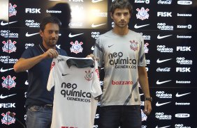 O diretor Duilio Monteiro Alves apresenta o goleiro Cassio e o zagueiro Felipe, aps o treino desta tarde no CT Joaquim Grava, no Parque Ecolgico do Tiete. O prximo jogo da equipe ser domingo, dia 05/02, contra o Bragantino, no estdio do Pacaembu, pela 5 rodada do Campeonato Paulista 2012