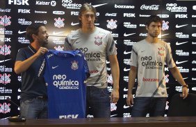 O diretor Duilio Monteiro Alves apresenta o goleiro Cassio e o zagueiro Felipe, aps o treino desta tarde no CT Joaquim Grava, no Parque Ecolgico do Tiete. O prximo jogo da equipe ser domingo, dia 05/02, contra o Bragantino, no estdio do Pacaembu, pela 5 rodada do Campeonato Paulista 2012