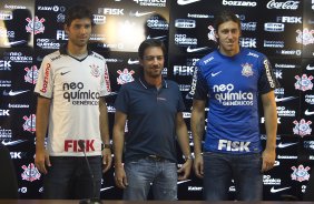 O diretor Duilio Monteiro Alves apresenta o goleiro Cassio e o zagueiro Felipe, aps o treino desta tarde no CT Joaquim Grava, no Parque Ecolgico do Tiete. O prximo jogo da equipe ser domingo, dia 05/02, contra o Bragantino, no estdio do Pacaembu, pela 5 rodada do Campeonato Paulista 2012