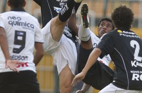 Astorga e Paulinho durante a partida entre Corinthians x Bragantino/SP, realizada esta tarde no estdio do Pacaembu, pela 5 rodada do Campeonato Paulista de 2012