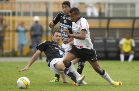 Astorga; Eder e Elton durante a partida entre Corinthians x Bragantino/SP, realizada esta tarde no estdio do Pacaembu, pela 5 rodada do Campeonato Paulista de 2012