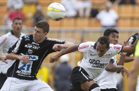 Diego Paulista e Liedson durante a partida entre Corinthians x Bragantino/SP, realizada esta tarde no estdio do Pacaembu, pela 5 rodada do Campeonato Paulista de 2012
