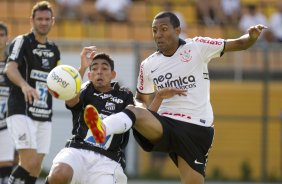 Eder e Luis Ramirez durante a partida entre Corinthians x Bragantino/SP, realizada esta tarde no estdio do Pacaembu, pela 5 rodada do Campeonato Paulista de 2012