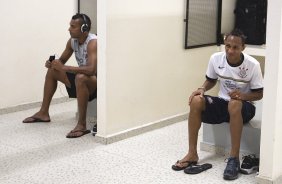 Elton e Liedson nos vestiários antes da partida entre Corinthians x Bragantino/SP, realizada esta tarde no estádio do Pacaembu, pela 5ª rodada do Campeonato Paulista de 2012