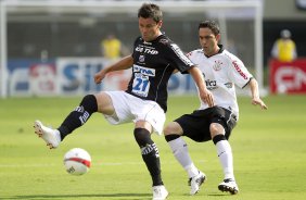 Giancarlo, que fez o gol do Bragantinho, e Chico durante a partida entre Corinthians x Bragantino/SP, realizada esta tarde no estdio do Pacaembu, pela 5 rodada do Campeonato Paulista de 2012