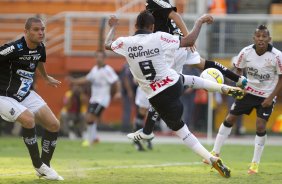 Liedson tenta o voleio na frente de Guilherme durante a partida entre Corinthians x Bragantino/SP, realizada esta tarde no estdio do Pacaembu, pela 5 rodada do Campeonato Paulista de 2012
