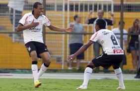 Luis Ramirez comemora seu gol com Paulinho durante a partida entre Corinthians x Bragantino/SP, realizada esta tarde no estdio do Pacaembu, pela 5 rodada do Campeonato Paulista de 2012