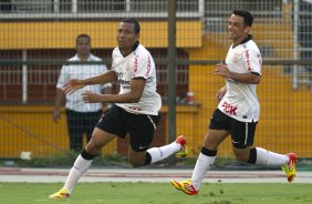 Luis Ramirez comemora seu gol con Gilsinho durante a partida entre Corinthians x Bragantino/SP, realizada esta tarde no estdio do Pacaembu, pela 5 rodada do Campeonato Paulista de 2012