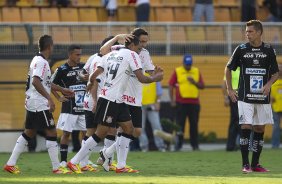 Luis Ramirez comemora seu gol durante a partida entre Corinthians x Bragantino/SP, realizada esta tarde no estdio do Pacaembu, pela 5 rodada do Campeonato Paulista de 2012