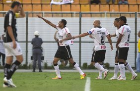 Luis Ramirez comemora seu gol durante a partida entre Corinthians x Bragantino/SP, realizada esta tarde no estdio do Pacaembu, pela 5 rodada do Campeonato Paulista de 2012