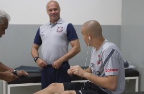 Mauri Lima, preparador de goleiros, e Julio Cesar nos vestirios antes da partida entre Corinthians x Bragantino/SP, realizada esta tarde no estdio do Pacaembu, pela 5 rodada do Campeonato Paulista de 2012