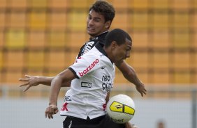 Murilo Henrique e Luis Ramirez durante a partida entre Corinthians x Bragantino/SP, realizada esta tarde no estdio do Pacaembu, pela 5 rodada do Campeonato Paulista de 2012