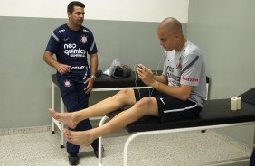 O enfermeiro Alex Dias e Julio Cesar nos vestiários antes da partida entre Corinthians x Bragantino/SP, realizada esta tarde no estádio do Pacaembu, pela 5ª rodada do Campeonato Paulista de 2012