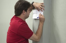 O médico Dr. Guilherme Runco nos vestiários antes da partida entre Corinthians x Bragantino/SP, realizada esta tarde no estádio do Pacaembu, pela 5ª rodada do Campeonato Paulista de 2012