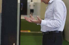 Tite rezando nos vestiários antes da partida entre Corinthians x Bragantino/SP, realizada esta tarde no estádio do Pacaembu, pela 5ª rodada do Campeonato Paulista de 2012