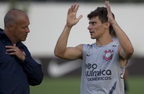 Alex conversa com Mauri Lima, preparador de goleiros, durante o treino desta tarde no CT Joaquim Grava, no Parque Ecolgico do Tiete. O prximo jogo da equipe ser amanh, quarta-feira, dia 08/02, contra o Mogi Mirim, no Estdio Romildo Vitor Gomes Ferreira, pela 6 rodada do Campeonato Paulista 2012