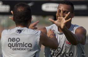 Fabio Santos e Elton durante o treino desta tarde no CT Joaquim Grava, no Parque Ecolgico do Tiete. O prximo jogo da equipe ser amanh, quarta-feira, dia 08/02, contra o Mogi Mirim, no Estdio Romildo Vitor Gomes Ferreira, pela 6 rodada do Campeonato Paulista 2012