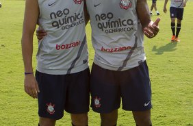 Fabio Santos e Paulinho, do time sem coletes, que ganhou o racho durante o treino desta tarde no CT Joaquim Grava, no Parque Ecolgico do Tiete. O prximo jogo da equipe ser amanh, quarta-feira, dia 08/02, contra o Mogi Mirim, no Estdio Romildo Vitor Gomes Ferreira, pela 6 rodada do Campeonato Paulista 2012