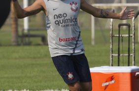 Fabio Santos que volta ao time titular durante o treino desta tarde no CT Joaquim Grava, no Parque Ecolgico do Tiete. O prximo jogo da equipe ser amanh, quarta-feira, dia 08/02, contra o Mogi Mirim, no Estdio Romildo Vitor Gomes Ferreira, pela 6 rodada do Campeonato Paulista 2012