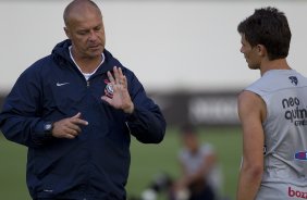 Mauri Lima conversa com Alex durante o treino desta tarde no CT Joaquim Grava, no Parque Ecolgico do Tiete. O prximo jogo da equipe ser amanh, quarta-feira, dia 08/02, contra o Mogi Mirim, no Estdio Romildo Vitor Gomes Ferreira, pela 6 rodada do Campeonato Paulista 2012