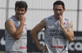 O recem contratado Douglas e Chico durante o treino desta tarde no CT Joaquim Grava, no Parque Ecolgico do Tiete. O prximo jogo da equipe ser amanh, quarta-feira, dia 08/02, contra o Mogi Mirim, no Estdio Romildo Vitor Gomes Ferreira, pela 6 rodada do Campeonato Paulista 2012