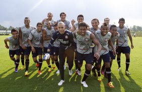 Time sem coletes que ganhou o racho durante o treino desta tarde no CT Joaquim Grava, no Parque Ecolgico do Tiete. O prximo jogo da equipe ser amanh, quarta-feira, dia 08/02, contra o Mogi Mirim, no Estdio Romildo Vitor Gomes Ferreira, pela 6 rodada do Campeonato Paulista 2012