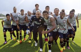 Time sem coletes que ganhou o racho durante o treino desta tarde no CT Joaquim Grava, no Parque Ecolgico do Tiete. O prximo jogo da equipe ser amanh, quarta-feira, dia 08/02, contra o Mogi Mirim, no Estdio Romildo Vitor Gomes Ferreira, pela 6 rodada do Campeonato Paulista 2012