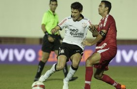 Alex do Corinthians disputa a bola com o jogador Lucas do Mogi Mirim durante partida vlida pelo Campeonato Paulista realizado no estdio Estdio Romildo Vitor Gomes Ferreira. Mogi-Mirim/SP, Brasil