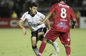 Alex do Corinthians disputa a bola com o jogador Val do Mogi Mirim durante partida vlida pelo Campeonato Paulista realizado no estdio Estdio Romildo Vitor Gomes Ferreira. Mogi-Mirim/SP, Brasil