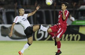 Emerson do Corinthians disputa a bola com o jogador Felipe do Mogi Mirim durante partida vlida pelo Campeonato Paulista realizado no estdio Estdio Romildo Vitor Gomes Ferreira. Mogi-Mirim/SP, Brasil