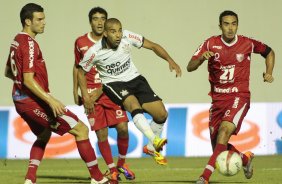 Emerson do Corinthians disputa a bola com o jogador Lucas do Mogi Mirim durante partida vlida pelo Campeonato Paulista realizado no estdio Estdio Romildo Vitor Gomes Ferreira. Mogi-Mirim/SP, Brasil