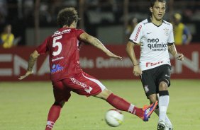 Fabio Santos do Corinthians disputa a bola com o jogador Baraka do Mogi Mirim durante partida vlida pelo Campeonato Paulista realizado no estdio Estdio Romildo Vitor Gomes Ferreira. Mogi-Mirim/SP, Brasil