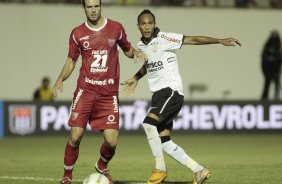 Liedson do Corinthians disputa a bola com o jogador Lucas do Mogi Mirim durante partida vlida pelo Campeonato Paulista realizado no estdio Estdio Romildo Vitor Gomes Ferreira. Mogi-Mirim/SP, Brasil