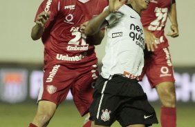 Liedson do Corinthians disputa a bola com o jogador Lucas do Mogi Mirim durante partida vlida pelo Campeonato Paulista realizado no estdio Estdio Romildo Vitor Gomes Ferreira. Mogi-Mirim/SP, Brasil