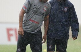 Adriano com o preparador fsico Fabio Mahseredjian durante o treino desta tarde no CT Joaquim Grava, no Parque Ecolgico do Tiete. O prximo jogo da equipe ser domingo, dia 12/02, contra o So Paulo, no Pacaembu, pela 7 rodada do Campeonato Paulista 2012