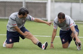 Douglas e Fabio Santos durante o treino desta tarde no CT Joaquim Grava, no Parque Ecolgico do Tiete. O prximo jogo da equipe ser domingo, dia 12/02, contra o So Paulo, no Pacaembu, pela 7 rodada do Campeonato Paulista 2012