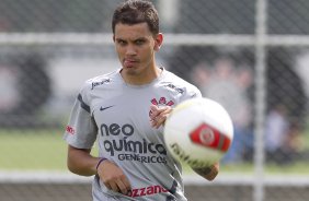 Fabio Santos durante o treino desta tarde no CT Joaquim Grava, no Parque Ecolgico do Tiete. O prximo jogo da equipe ser domingo, dia 12/02, contra o So Paulo, no Pacaembu, pela 7 rodada do Campeonato Paulista 2012