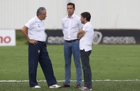 O tcnico Tite conversa com o gerente de futebol Edu Gaspar e com o vice presidente Duilio Monteiro Alves durante o treino desta tarde no CT Joaquim Grava, no Parque Ecolgico do Tiete. O prximo jogo da equipe ser domingo, dia 12/02, contra o So Paulo, no Pacaembu, pela 7 rodada do Campeonato Paulista 2012