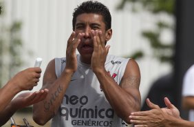 Paulinho durante o treino desta tarde no CT Joaquim Grava, no Parque Ecolgico do Tiete. O prximo jogo da equipe ser domingo, dia 12/02, contra o So Paulo, no Pacaembu, pela 7 rodada do Campeonato Paulista 2012