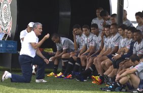 Tite fala ao grupo de jogadores durante o treino desta tarde no CT Joaquim Grava, no Parque Ecolgico do Tiete. O prximo jogo da equipe ser domingo, dia 12/02, contra o So Paulo, no Pacaembu, pela 7 rodada do Campeonato Paulista 2012