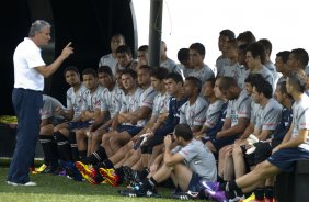 Tite fala ao grupo de jogadores durante o treino desta tarde no CT Joaquim Grava, no Parque Ecolgico do Tiete. O prximo jogo da equipe ser domingo, dia 12/02, contra o So Paulo, no Pacaembu, pela 7 rodada do Campeonato Paulista 2012