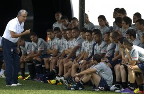 Tite fala ao grupo de jogadores durante o treino desta tarde no CT Joaquim Grava, no Parque Ecolgico do Tiete. O prximo jogo da equipe ser domingo, dia 12/02, contra o So Paulo, no Pacaembu, pela 7 rodada do Campeonato Paulista 2012